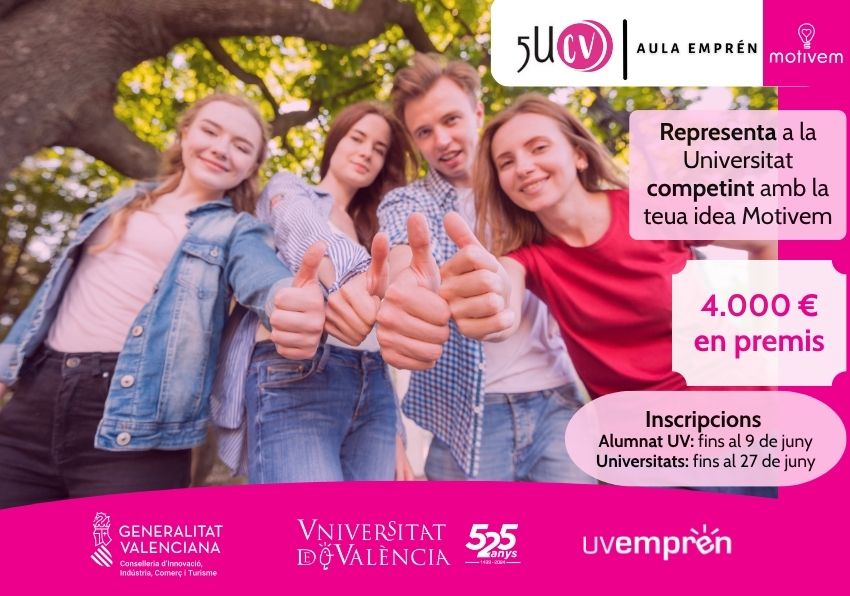 Grupo de universitarios en el exterior del Campus